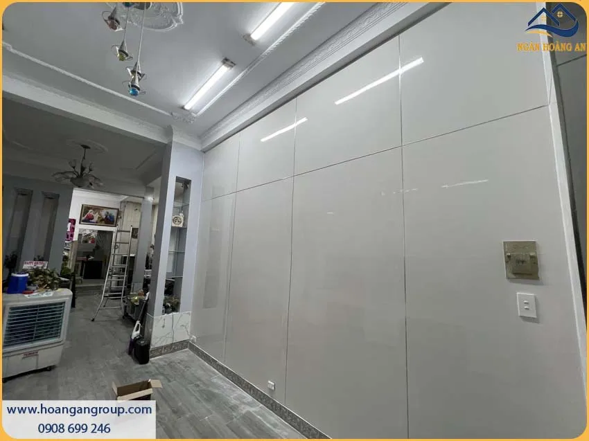 Thi Công Ốp Tường PVC Trắng Trơn Kosmos Chống Cháy Lan, An Toàn Thi Công Ốp Tường PVC Trắng Trơn Kosmos Chống Cháy Lan, An Toàn